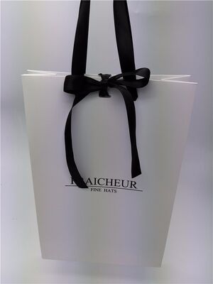 Prezzo buono Spazio risparmiato sacchetti regalo pieghevoli riciclati realizzati con carta bianca con logo personalizzabile e colore del nastro perfetto per la vendita al dettaglio e per i regali in linea