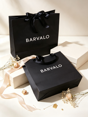 Prezzo buono Borse regalo riciclate Borse di carta nera opaca con maniglie a nastro di raso e laminazione a tocco morbido per imballaggi regalo di fascia alta in linea