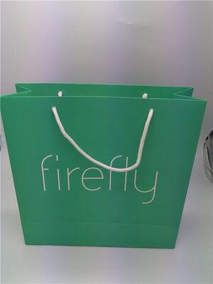 Prezzo buono Borse regalo di lusso riciclate con carta d'arte in rilievo di foglie di bambù e finitura opaca progettate per l'esposizione e l'imballaggio di regali festivi in linea