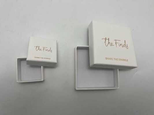 Prezzo buono Scatola di carta per gioielli personalizzata con superficie stratificata in cartone rigido disponibile in cassetto con coperchio a piega e due tipi di scatola a pezzi con stampaggio a caldo, rilievo e stampa UV online