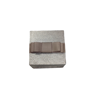 Prezzo buono Scatola di carta per gioielli personalizzata con chiusura magnetica realizzata in cartone grigio rivestito di carta speciale, perfetta per il confezionamento e la presentazione di gioielli online