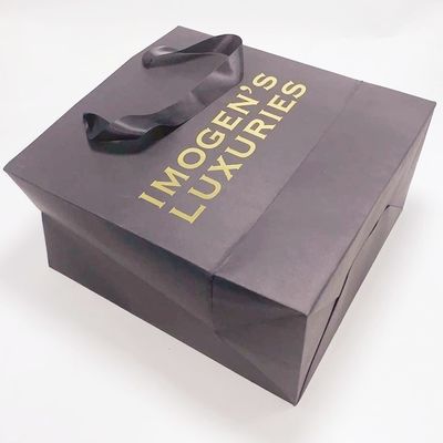 Prezzo buono L'abitudine ha stampato la maniglia di seta dei sacchi di carta di Kraft riciclabile per l'imballaggio del regalo in linea