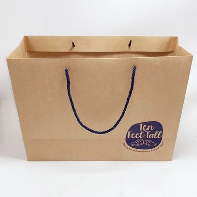 Prezzo buono Borse di carta riciclate del regalo stampate abitudine dei sacchi di carta di Kraft con la corda di nylon in linea