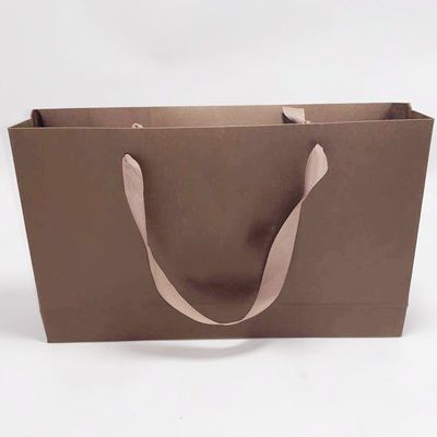 Prezzo buono Le borse della maniglia del nastro stampate borsa di qualità superiore della carta kraft Portano i regali 31,5 x 6,4 x 19cm in linea