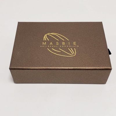 Prezzo buono Contenitori di imballaggio squisiti su misura del cioccolato con il supporto interno di colore dell'oro in linea
