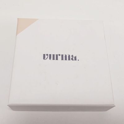 Prezzo buono Contenitori di imballaggio personali avorio bianco di qualità superiore del regalo di logo del contenitore di carta di gioielli in linea